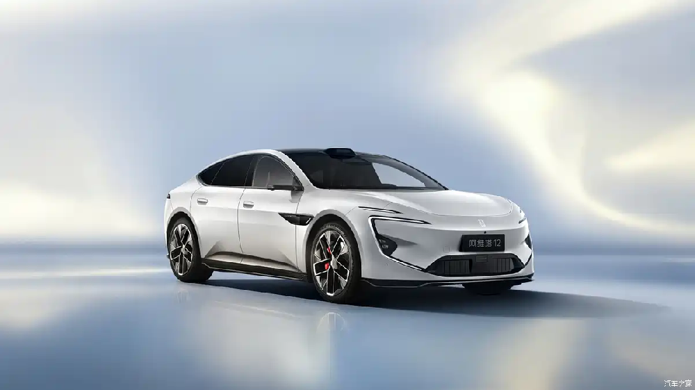 Three motors, 969 horsepower / upgraded driver assistance: official images of the new Avatr 12 released.