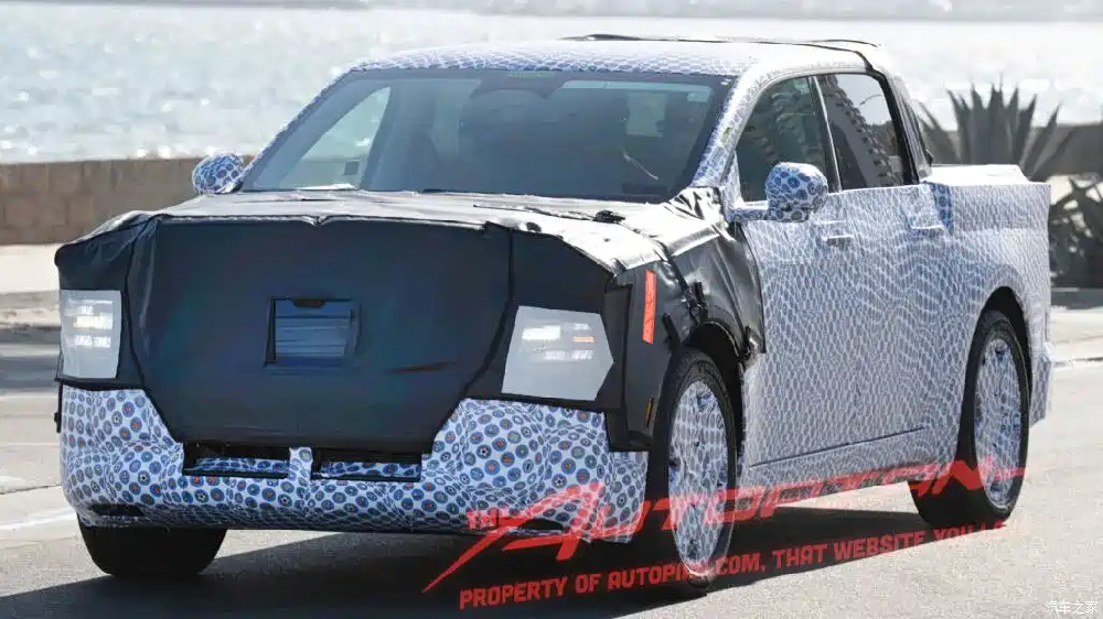 Spy photos of Ford's electric pickup truck undergoing road t···