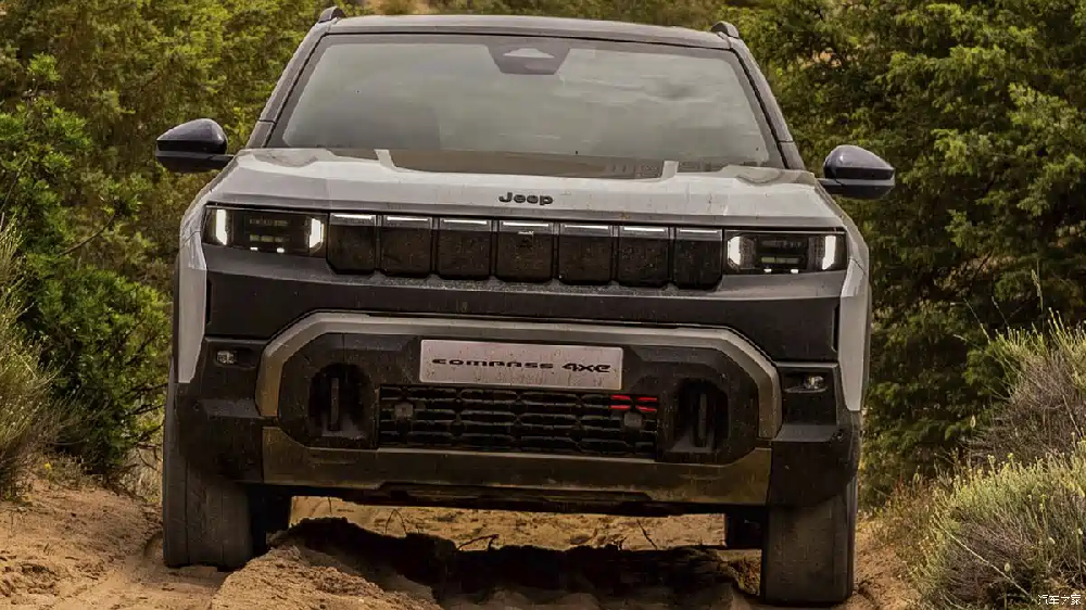 Official images of the new Jeep Compass model, to be released in July, show it featuring a larger capacity battery, among other features.