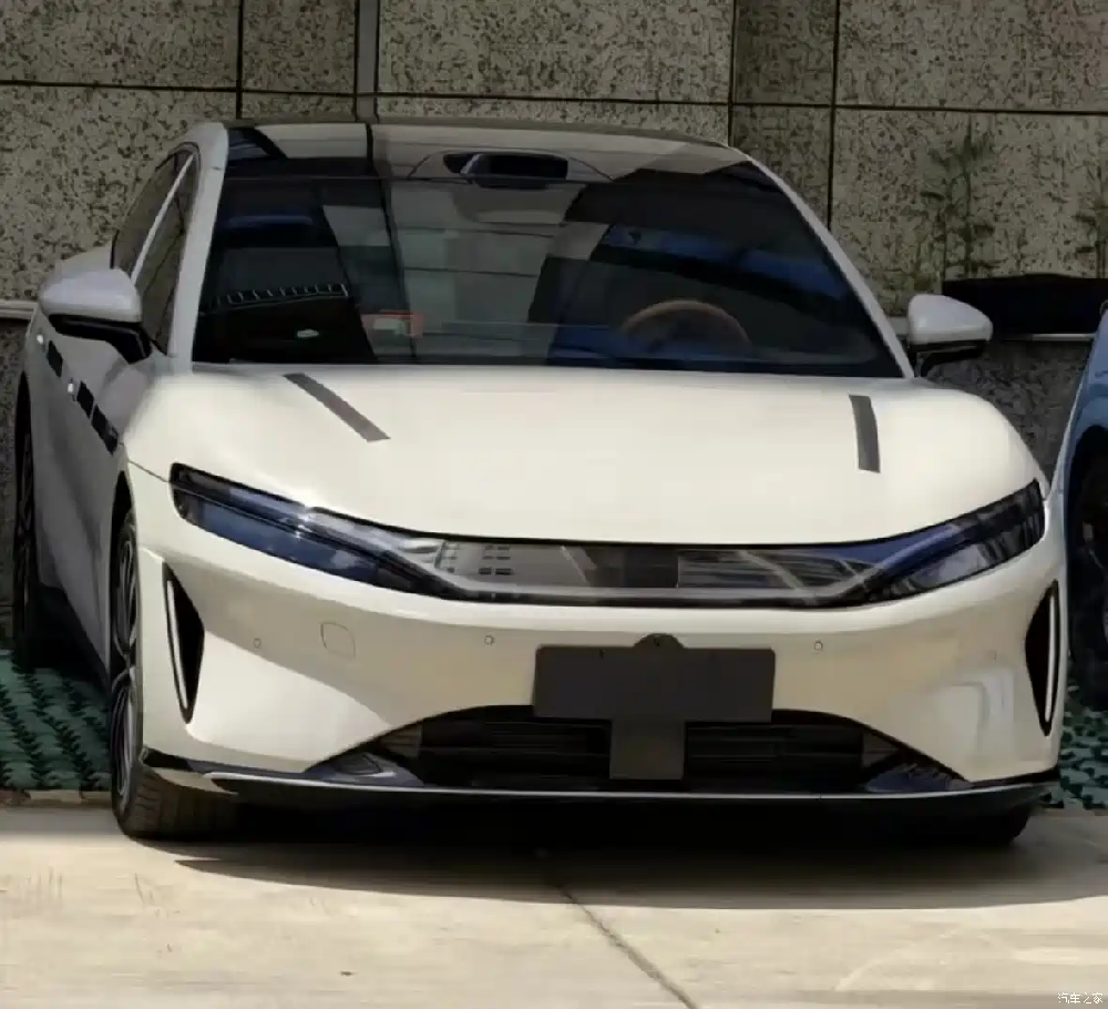 BYD Dynasty Network's flagship large vehicle—exuding premium appeal at first glance—revealed in the metal: available in both PHEV and BEV versions.