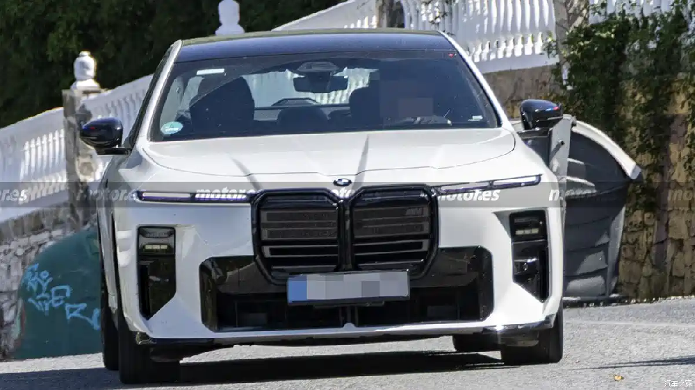 Pure V8 power returns; new gasoline-powered BMW M760 spy photos revealed, expected to launch in mid-2027.