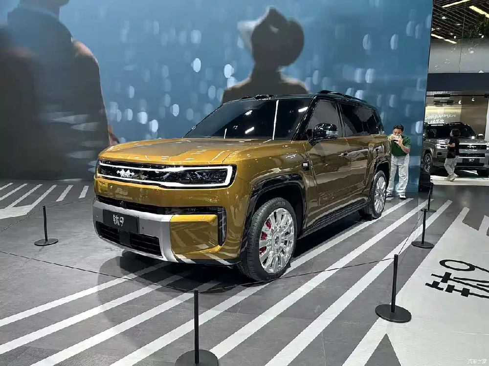 Positioned as a 6-seater large plug-in hybrid SUV, the Fang Cheng Bao Bao 9 is set to officially launch in the fourth quarter.