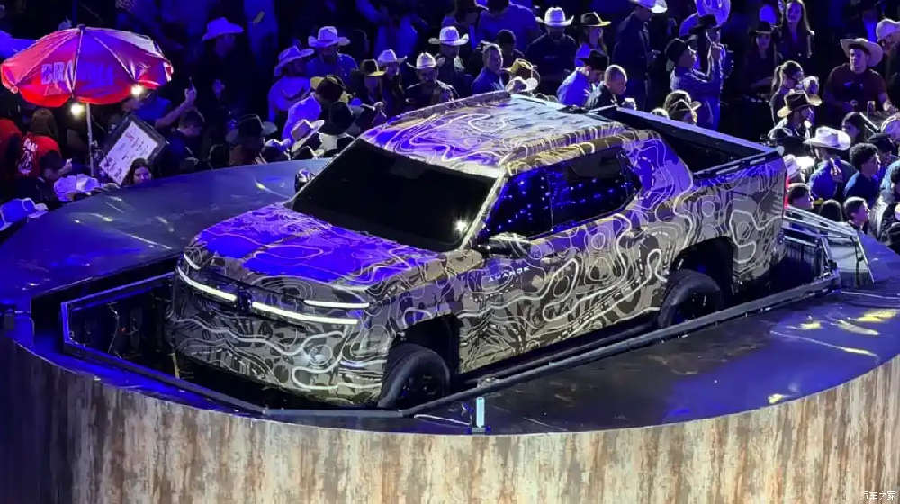 Bidding farewell to diesel engines and boasting over 470 horsepower, the all-new Volkswagen Amarok pickup is based on the Maxus Interstellar X.