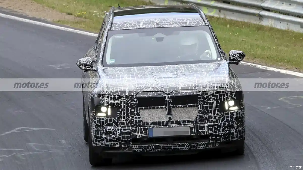 Spy shots of the all-new BMW X7 M60 have surfaced; it retains the 4.4L twin-turbo V8 engine and is set to debut in late spring 2027.