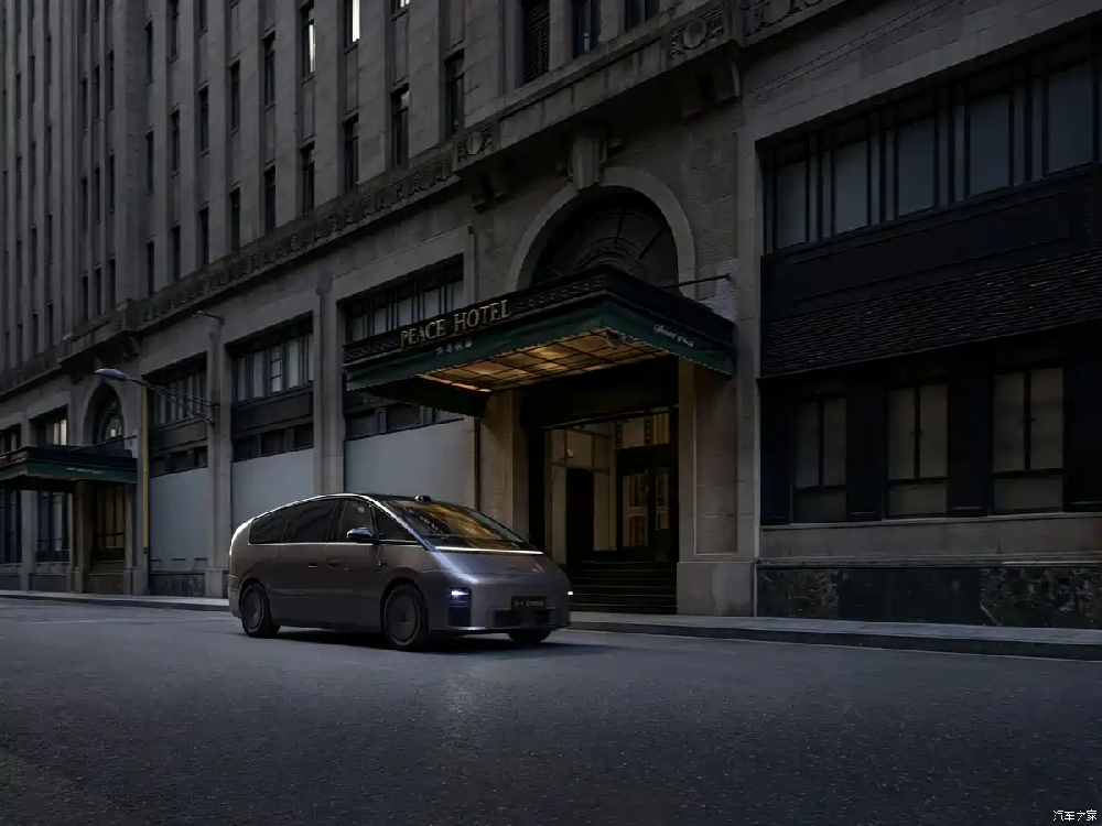 Official images of the new Li Auto MEGA in Amethyst Gray, paired with Space Gray UFO wheels, will be released on September 2nd.