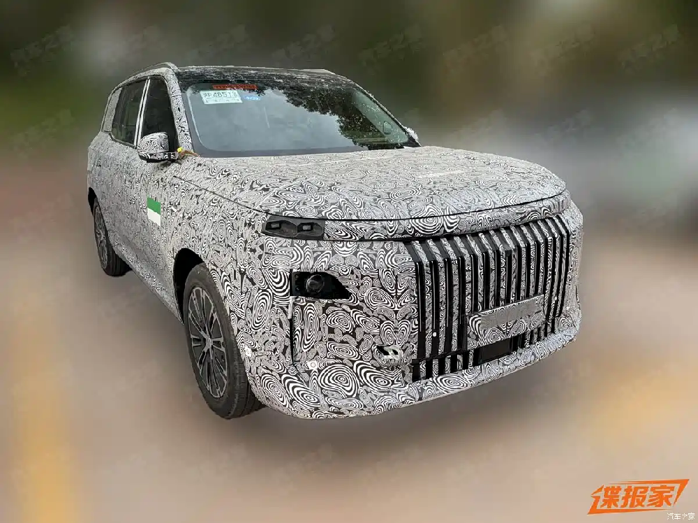 Interior spy shots of the Roewe Yue X7 reveal a continuation of the family design style and massive rear-seat space.